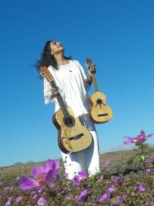 Jacqueline-guitarras-Desierto Atacama-Ftot Nelson rojas Pallauta